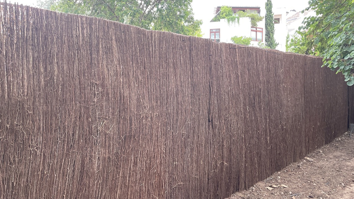 Nuevo cerramiento de jardín natural con ramas de olmo, más duradero y sostenible